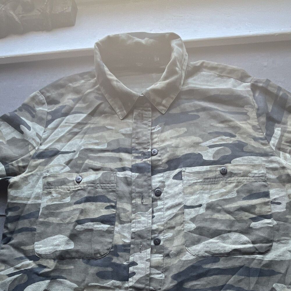 Sanctuary Women's XS Gray Green Camouflage Collared Long Sleeve Button-Up